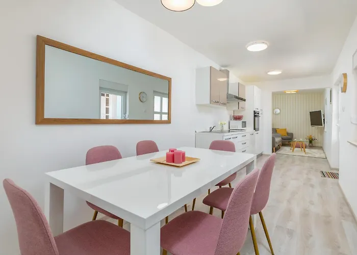3 Bedroom Amazing In Holiday home Pula